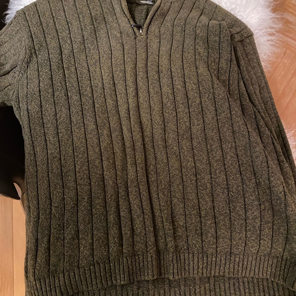 GC Hanes Sport pullover sweater in men’s Size L!!!